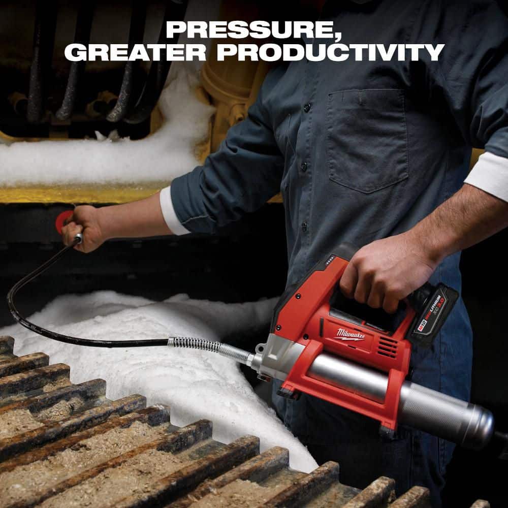 Milwaukee M12 12V Lithium-Ion Cordless Grease Gun Kit with One 3.0 Ah Battery, Charger and Tool Bag 2446-21XC