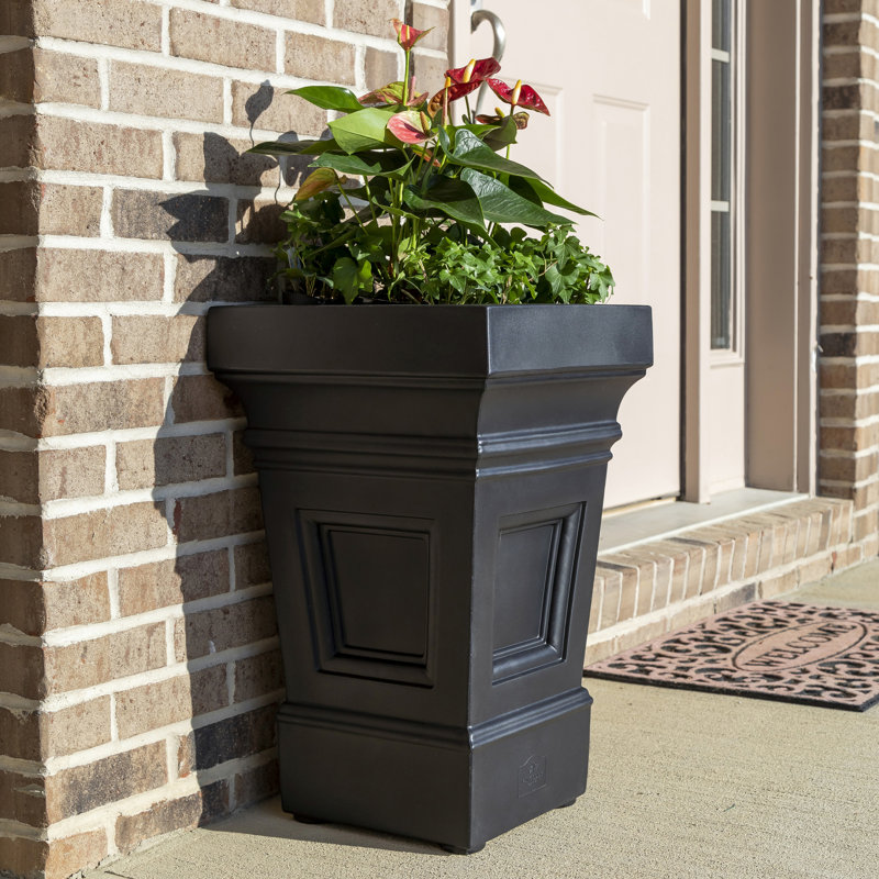 Step 2 Atherton Self-Watering Planter Box, Onyx Black