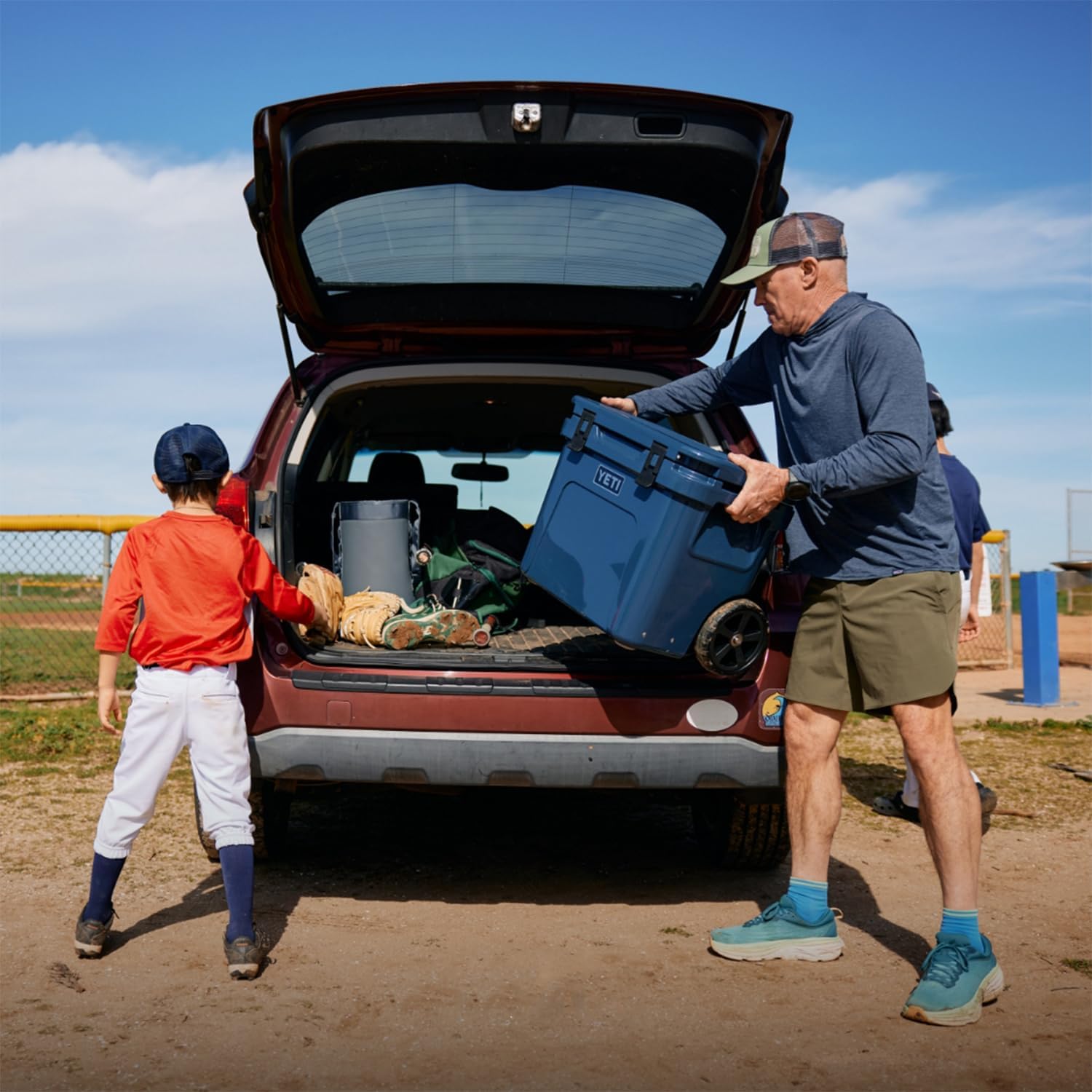 YETI Roadie 32 Wheeled Cooler, Navy