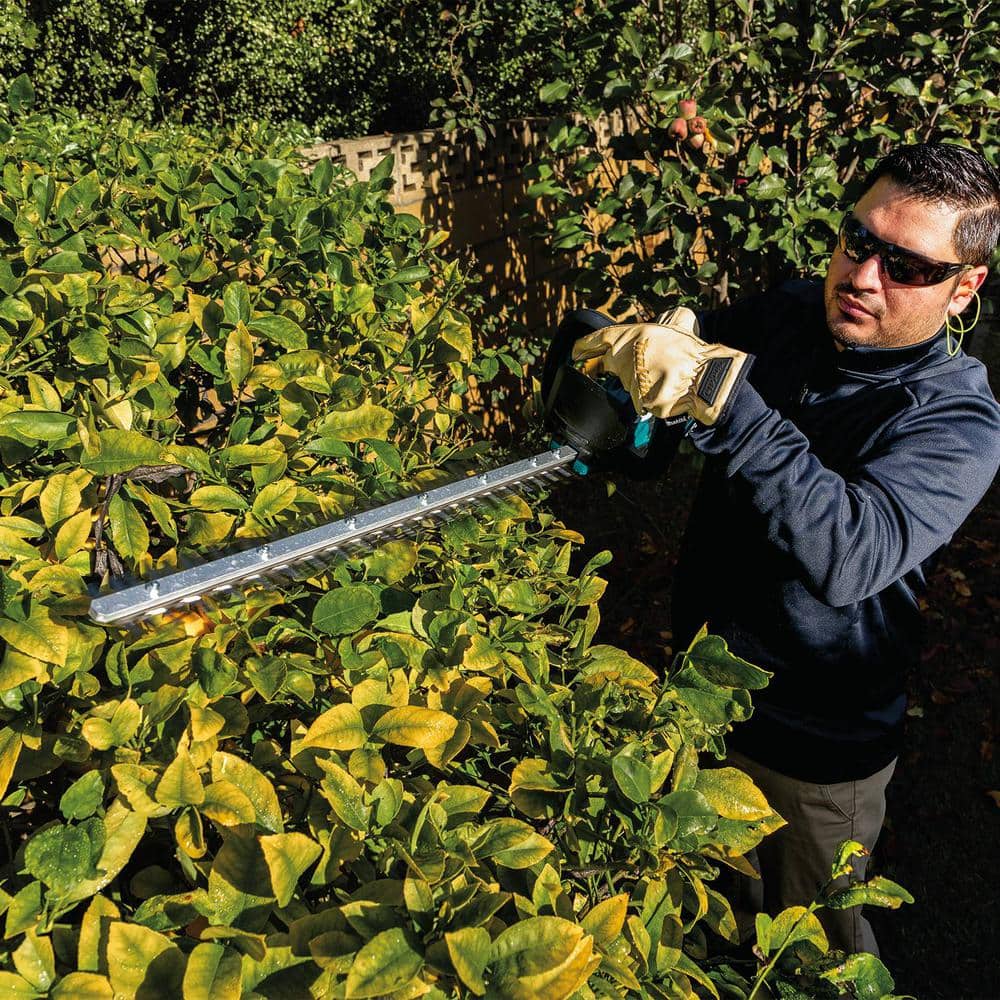 Makita LXT 18V Lithium-Ion Brushless Cordless 24 in. Hedge Trimmer Kit (4.0Ah) XHU09M1