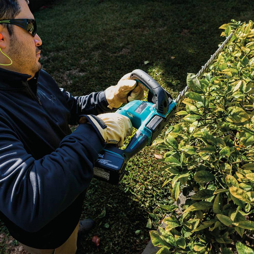 Makita LXT 18V Lithium-Ion Brushless Cordless 24 in. Hedge Trimmer Kit (4.0Ah) XHU09M1