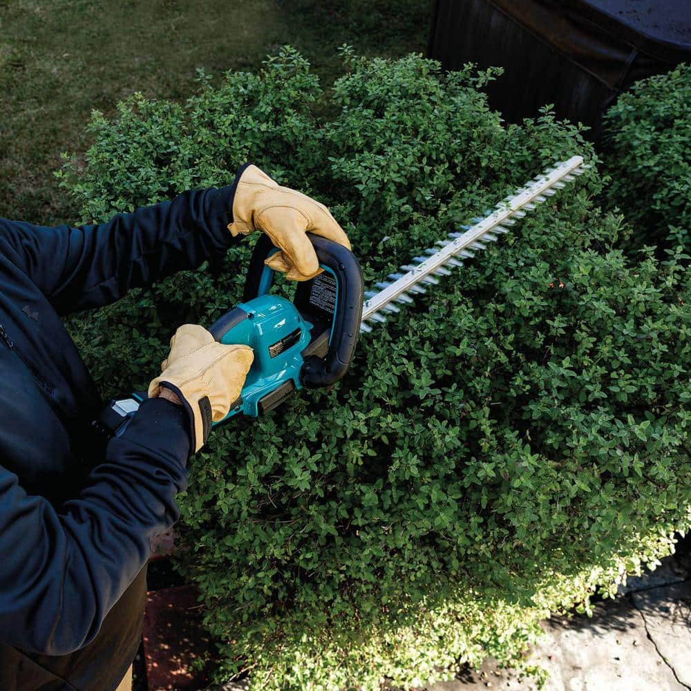 Makita LXT 18V Lithium-Ion Brushless Cordless 24 in. Hedge Trimmer Kit (4.0Ah) XHU09M1