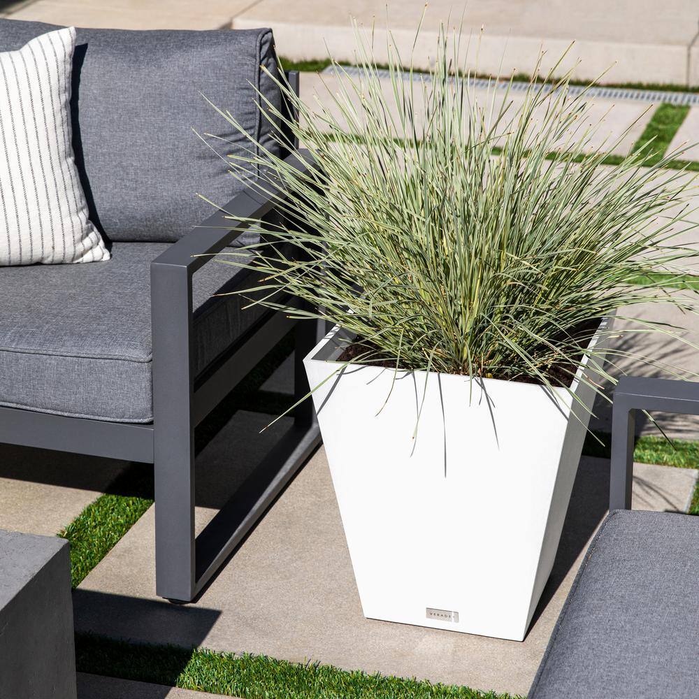 Veradek Nobleton 22 in. White Plastic Square Planter (2-Pack)