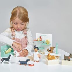 Tender Leaf Toys - Waggy Tails Dog Salon - Wooden Interactive Pet Care Grooming Play Set for Kids - Fun Role-Play Set - Age 3+