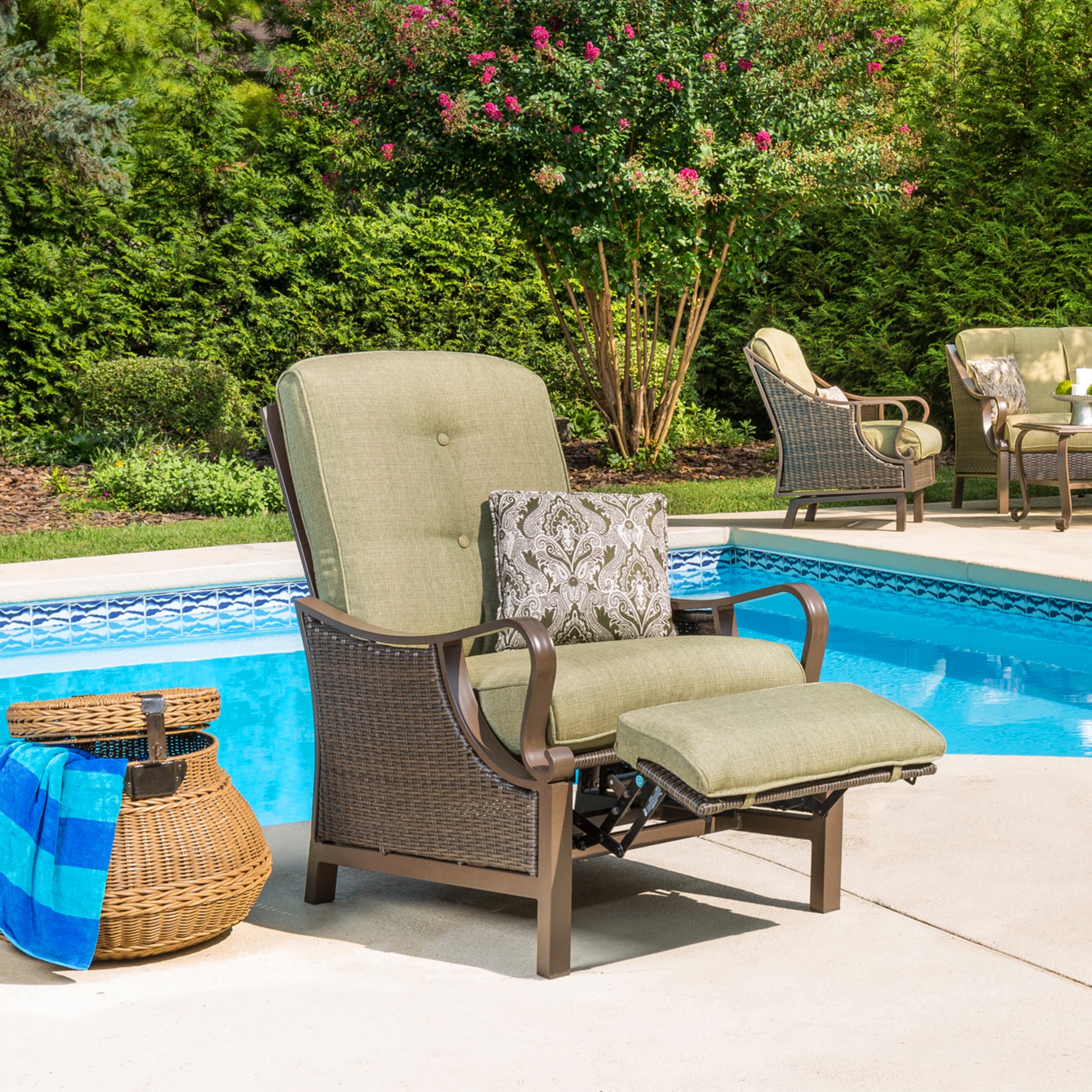 Hanover Ventura Wicker Cocoa Stone Steel Frame Stationary Recliner Chair with Green Cushioned Seat