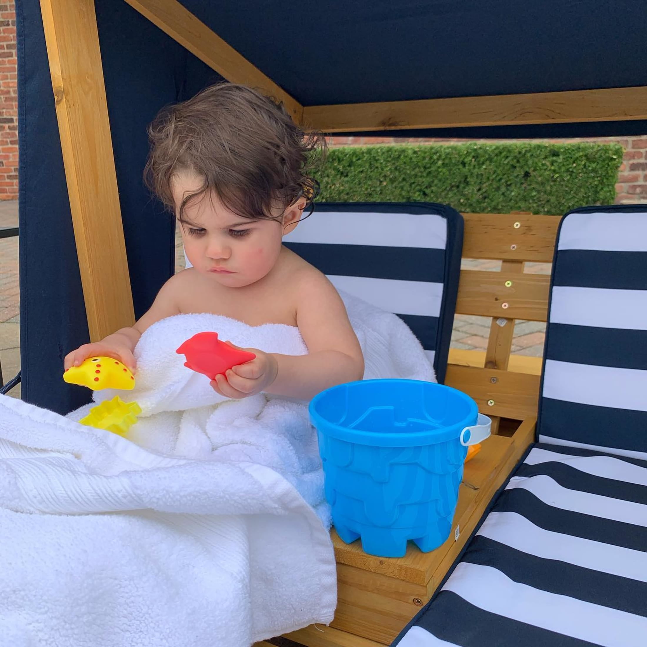 KidKraft Wooden Outdoor Double Chaise with Cup Holders, Kid's Furniture, Honey & Navy