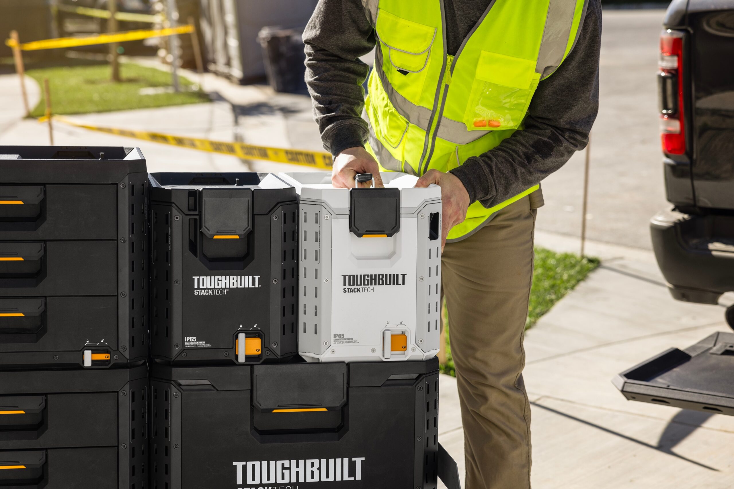 TOUGHBUILT STACKTECH Compact White 16 Quart(s) Hard Insulated Chest cooler