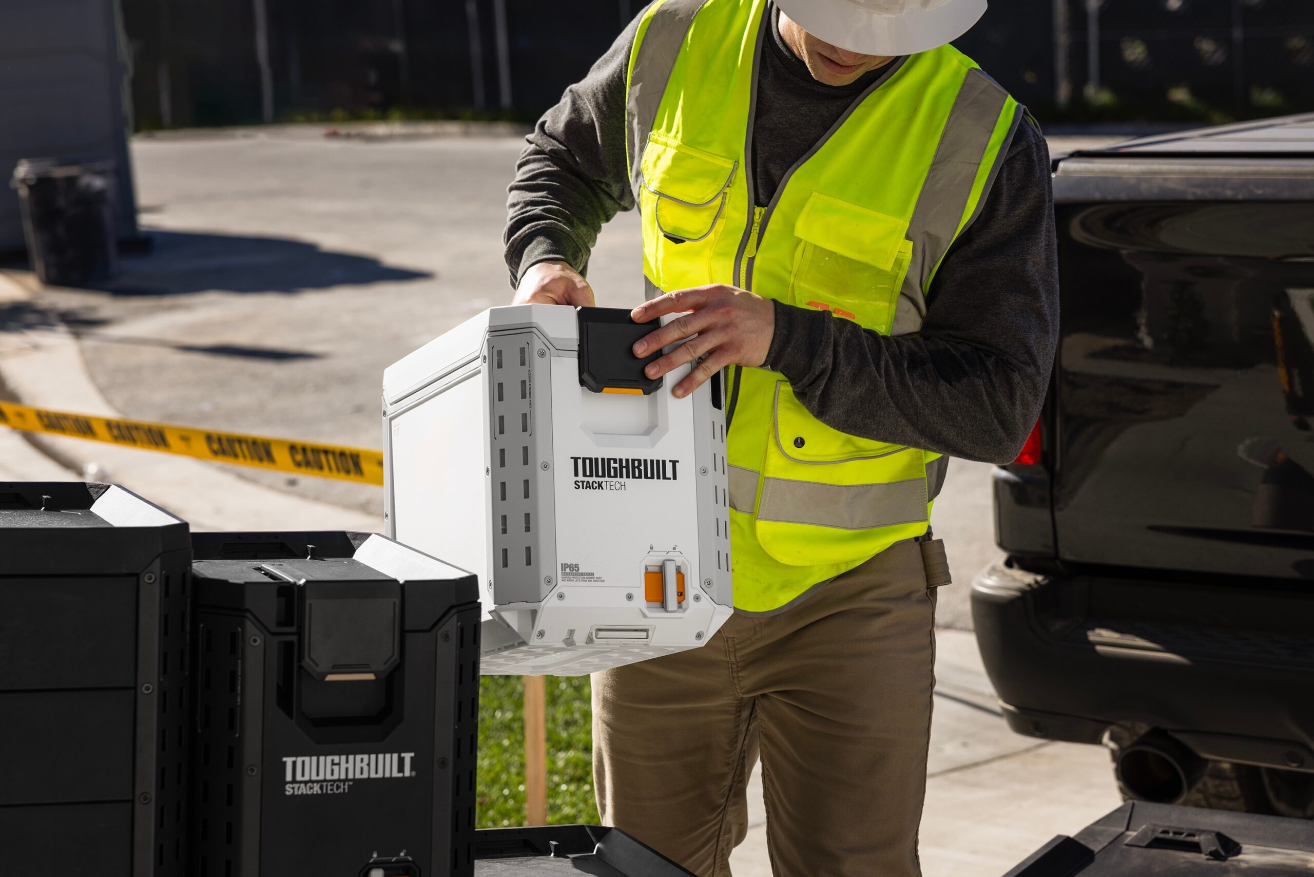 TOUGHBUILT STACKTECH Compact White 16 Quart(s) Hard Insulated Chest cooler
