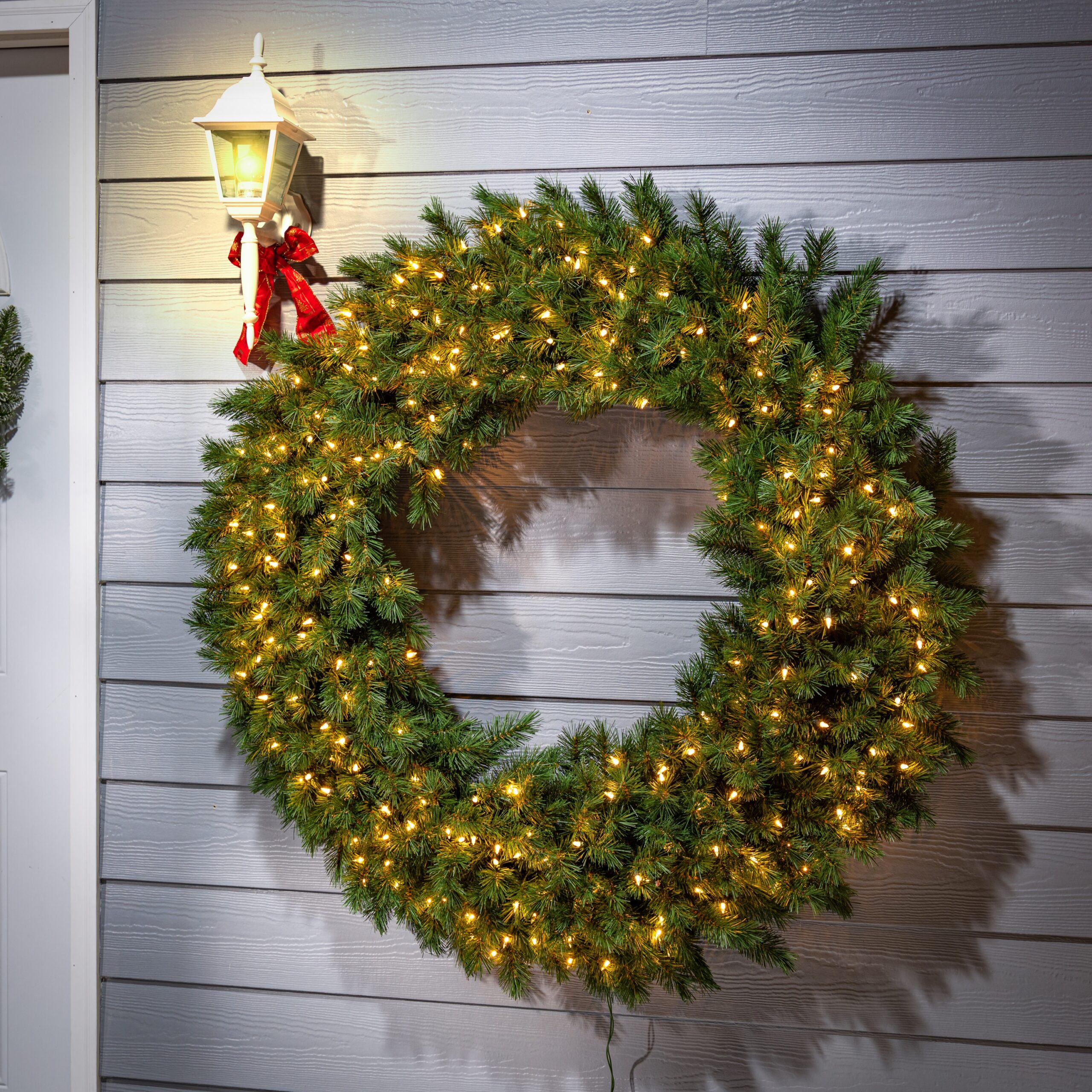 Gerson International 48-in Pre-lit Indoor/Outdoor Green Spruce Artificial Christmas Wreath