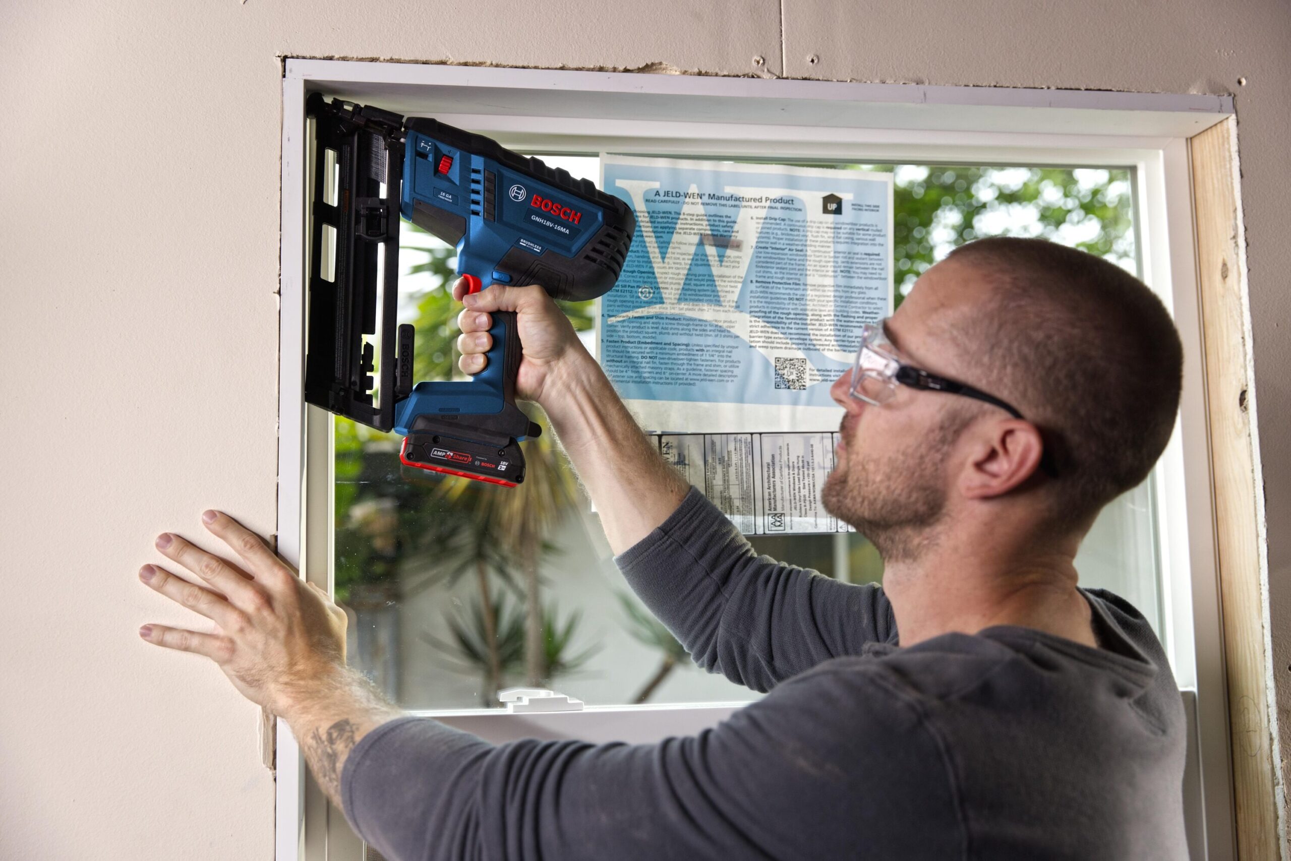 Bosch 18V Brushless 2-1/2-in 16 -Gauge Cordless Finish Nailer (Battery Included and Charger Included)