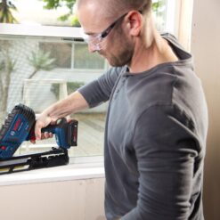 Bosch 18V Brushless 2-1/2-in 15 -Gauge Cordless Finish Nailer (Battery Included and Charger Included)