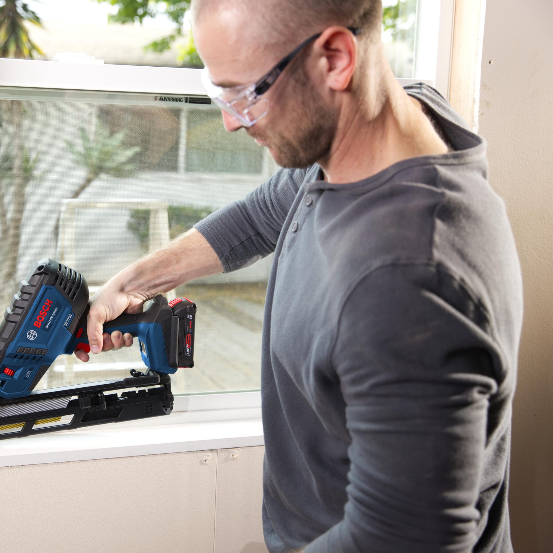 Bosch 18V Brushless 2-1/2-in 15 -Gauge Cordless Finish Nailer (Battery Included and Charger Included)