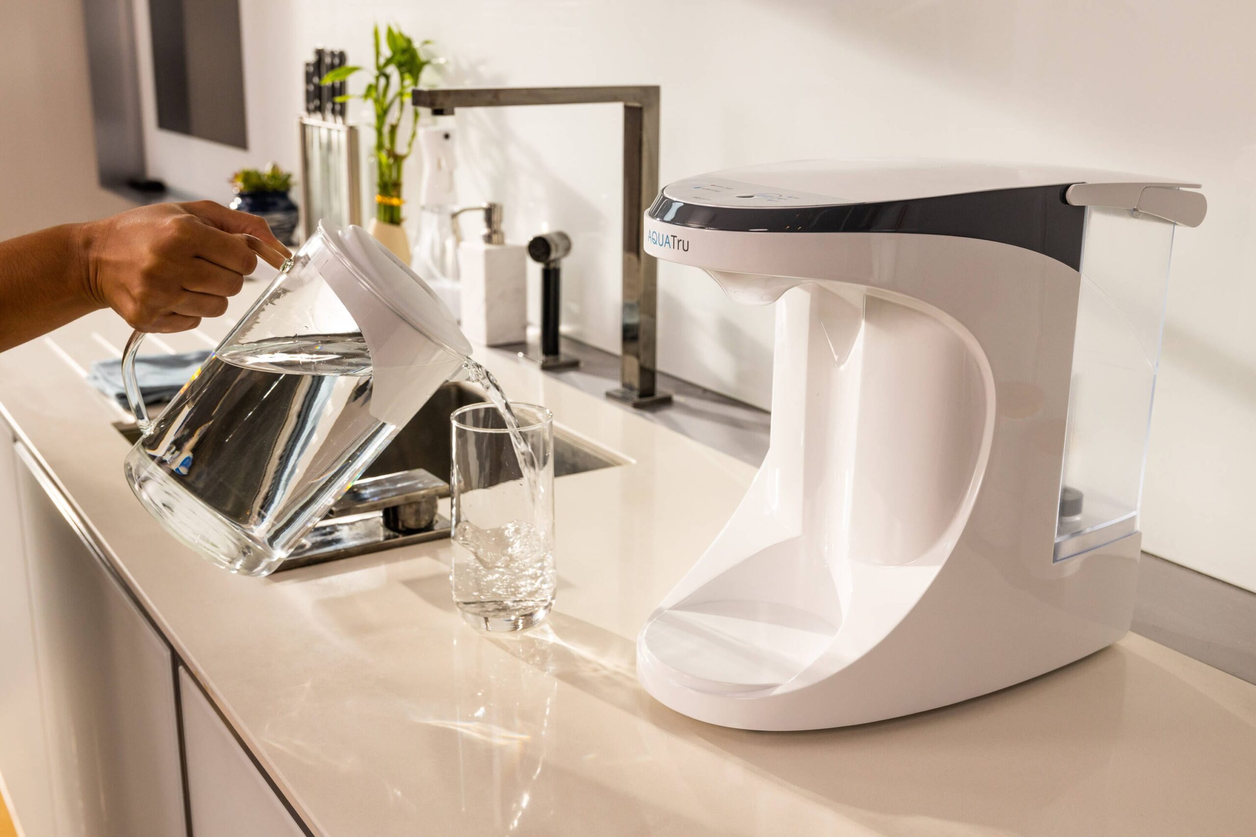 AquaTru Countertop 8-Cup White Glass Water filter pitcher