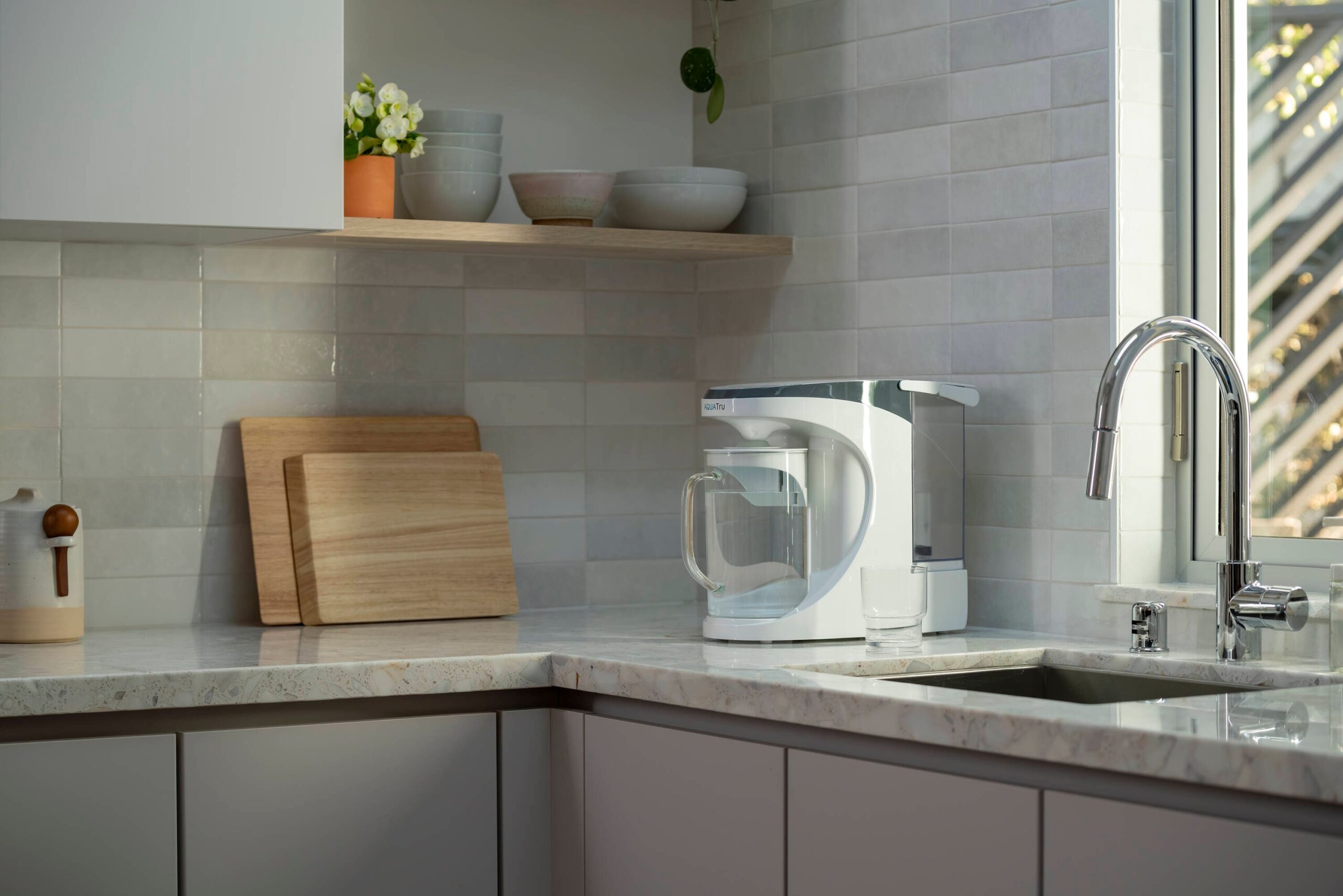 AquaTru Countertop 8-Cup White Glass Water filter pitcher