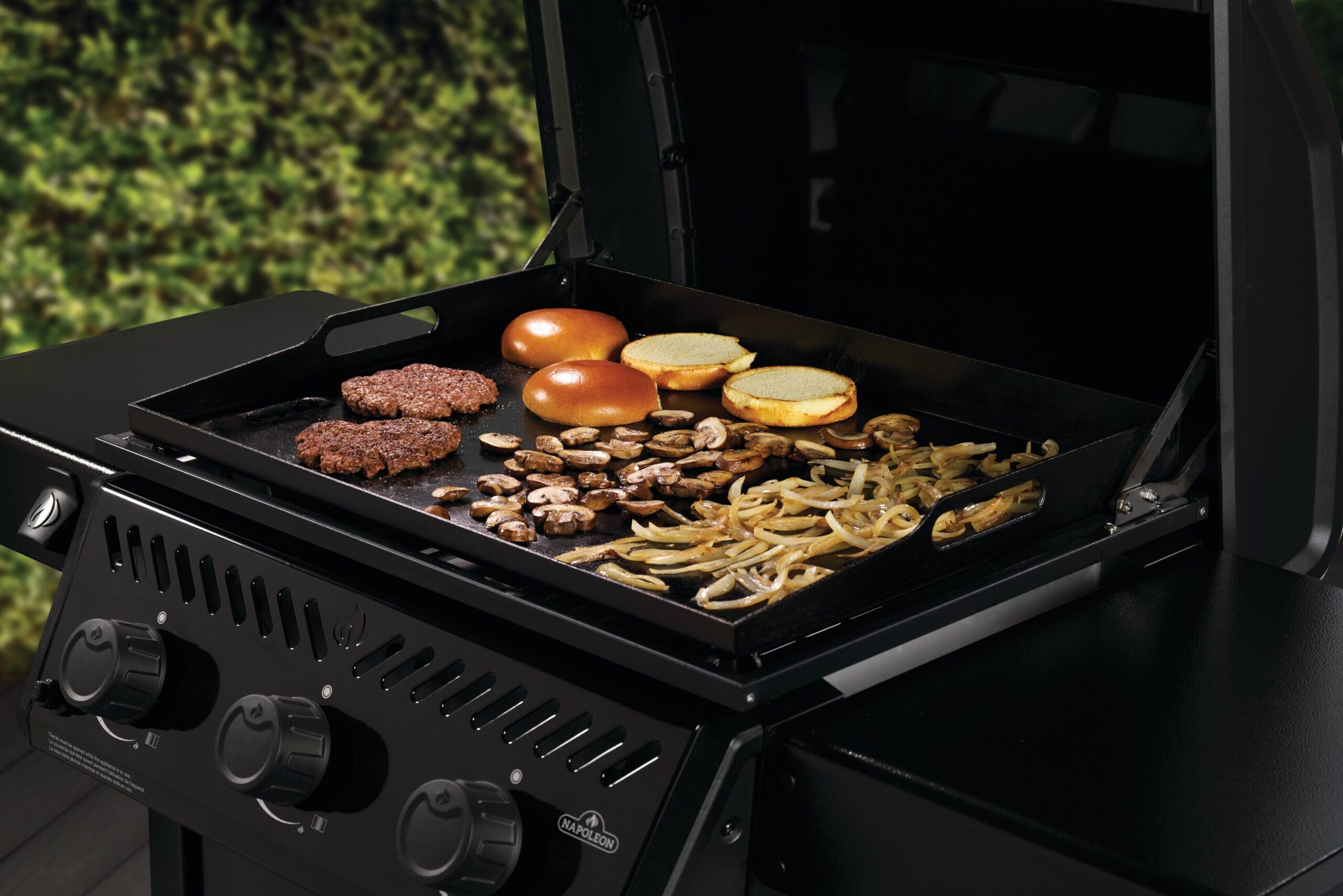 NAPOLEON Freestyle Griddles 3 -Burner Liquid propane Flat Top Grill