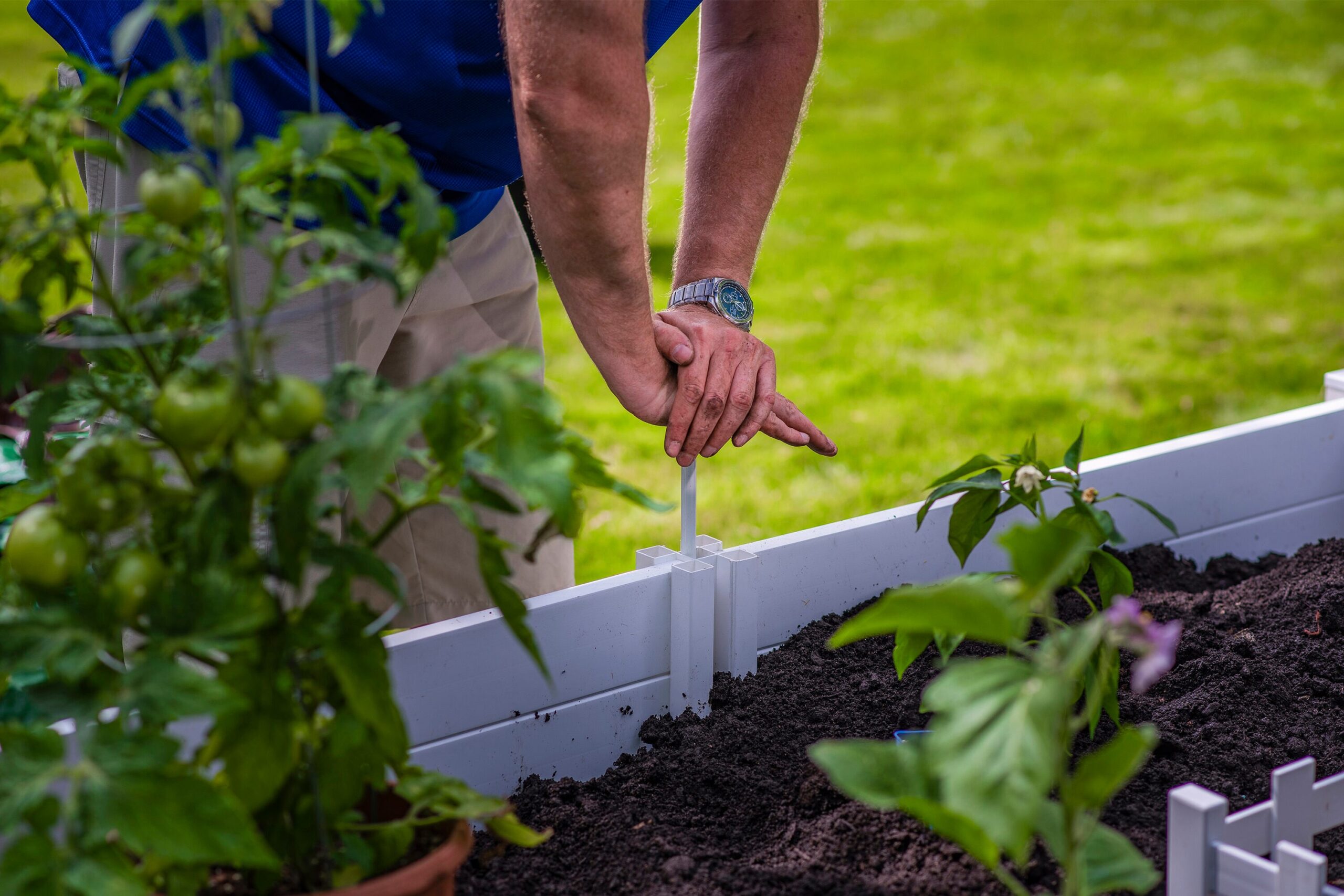 Vita 50-cu ft 72-in W x 72-in L x 22-in H Elevated White Vinyl Raised Garden Bed