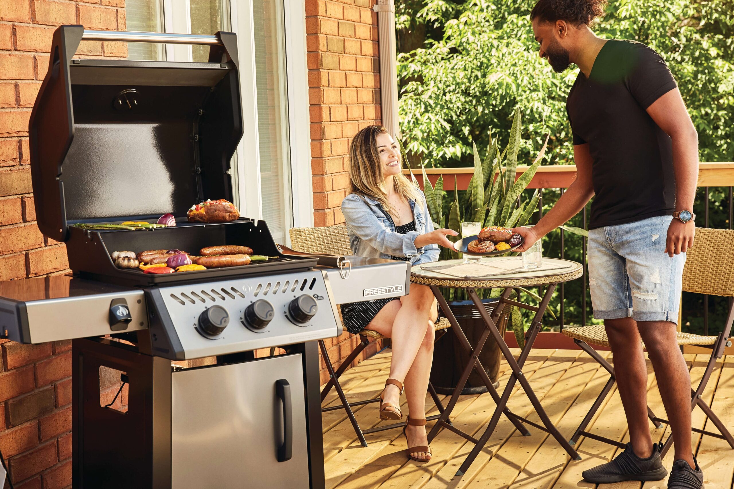 NAPOLEON Freestyle 365 Graphite Grey 3 -Burner Liquid Propane Gas Grill