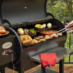 Louisiana Grills Wood Pellet 914-Sq. in Black Pellet Grill