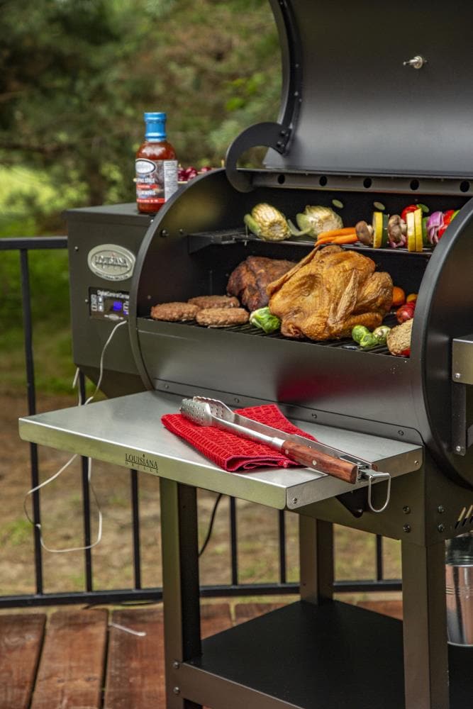Louisiana Grills Wood Pellet 914-Sq. in Black Pellet Grill