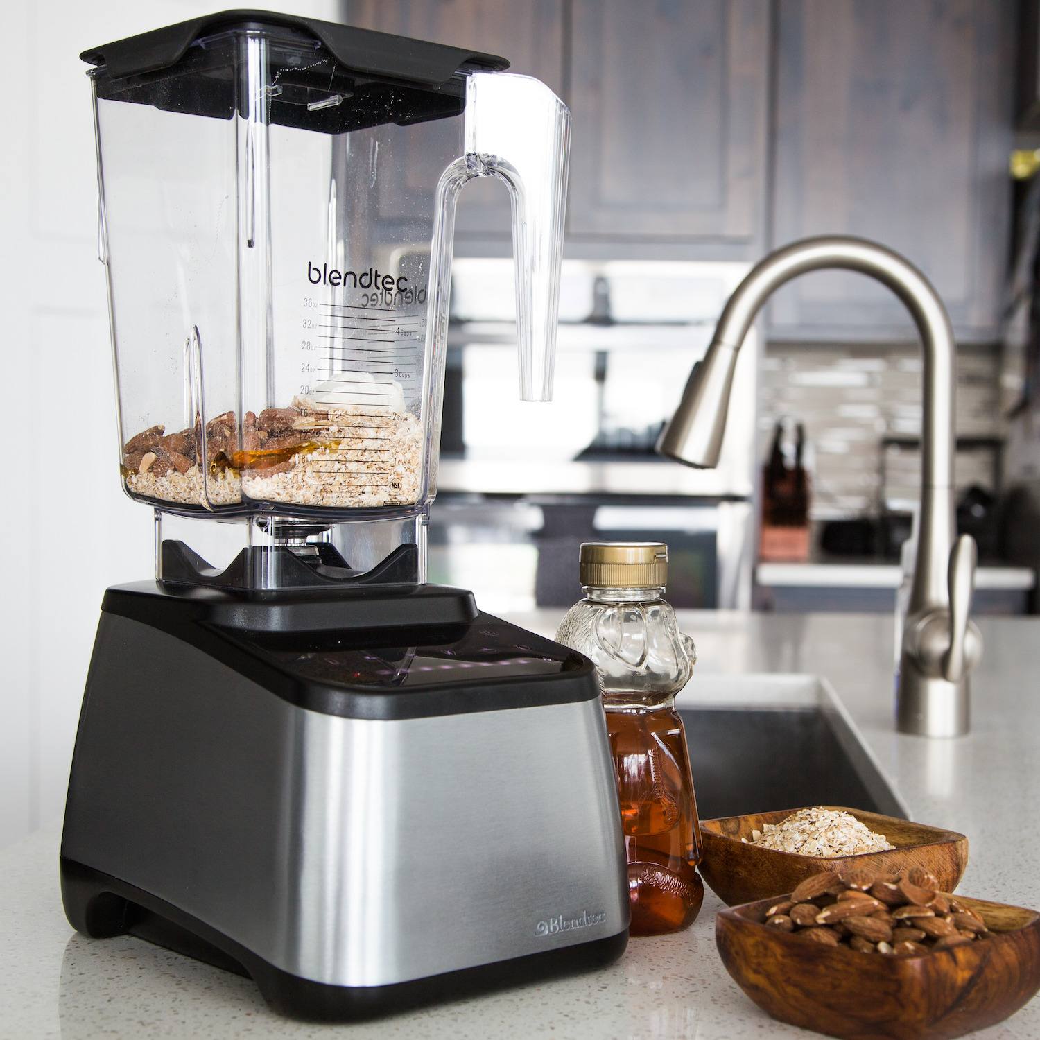 Blendtec Designer 650S Blender - Black Silver