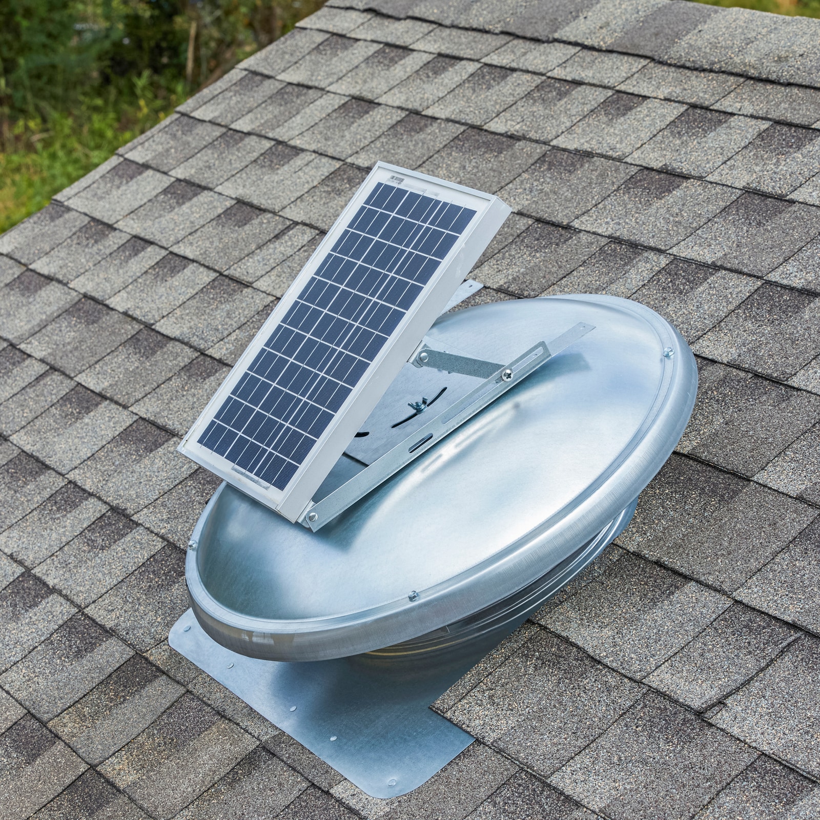 Master Flow 525 -CFM Mill Galvanized steel Solar Power Roof Vent