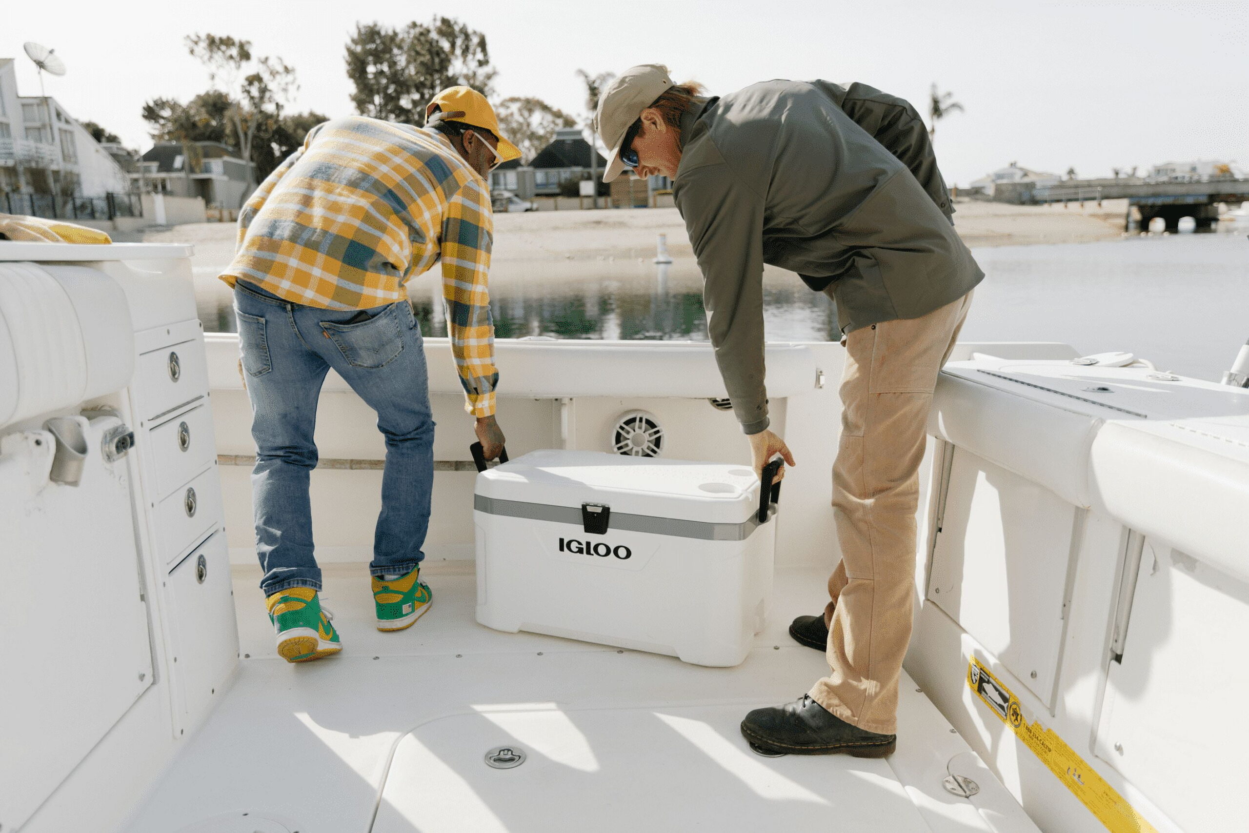 Igloo 70 Qt Latitude Marine Ultra, White and Moonscape